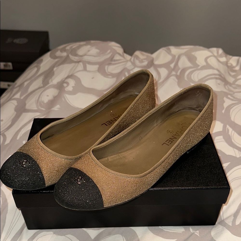 Chanel Women's Gold and Black Flats size 41.5